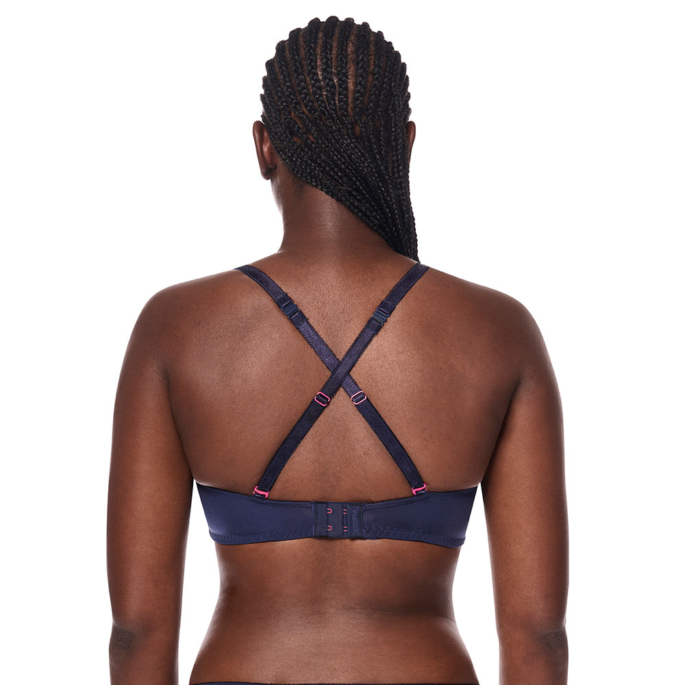 Amoena Prothesen-BH Delila SBP in Dunkelblau/Magenta Amoena Prothesen-BH Delila SBP in Dunkelblau/Magenta - Model Rückseite gekreuzte Träger
