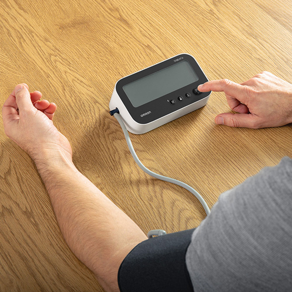 Omron Blutdruckmessgeraet M4 Connect AFib fuer den Oberarm