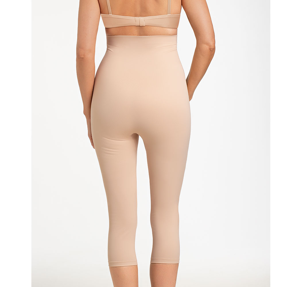 Amoena Kompressionshose Bermuda in Sand - Model Rückseite