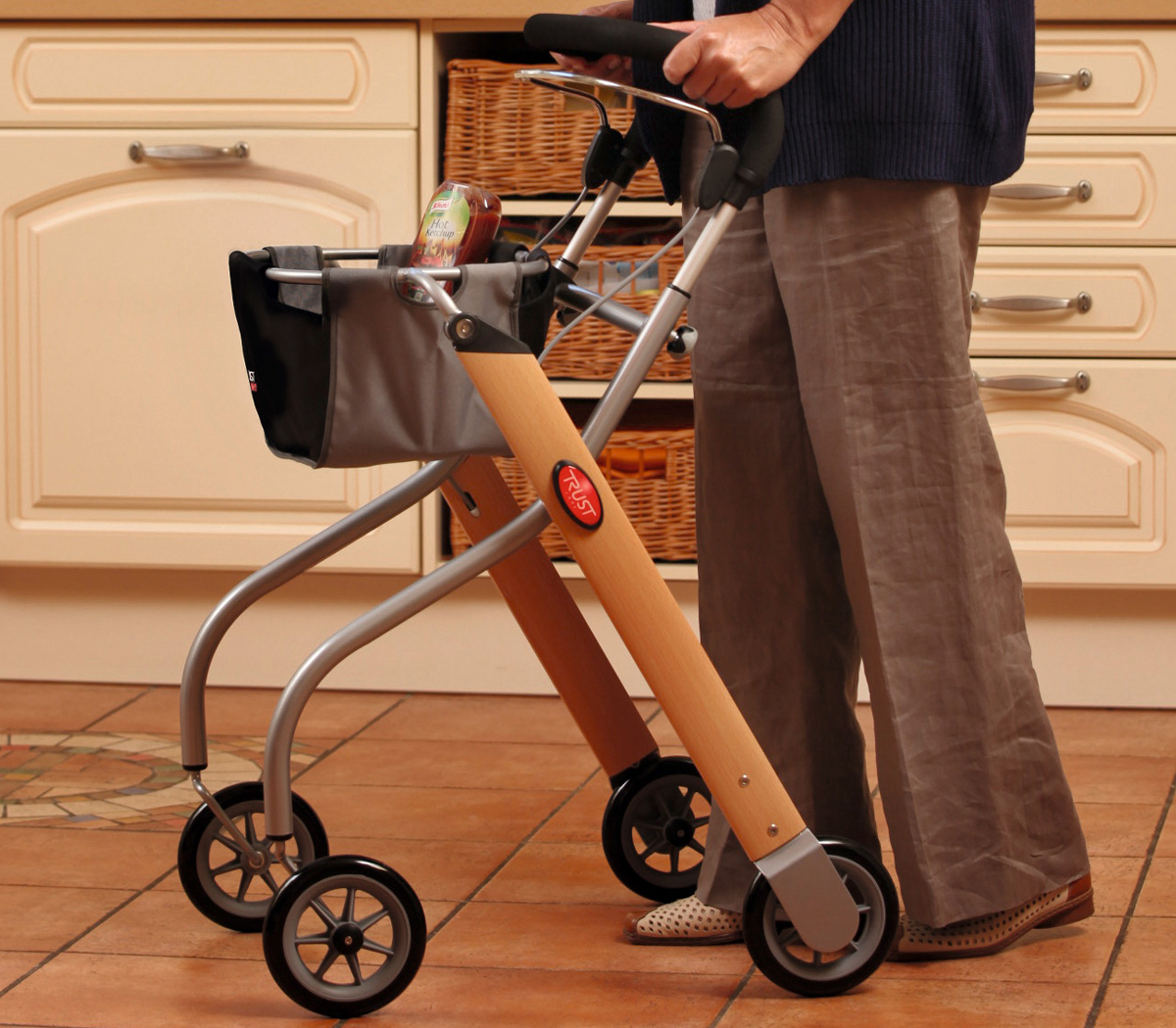 Trust care Rollator Let´s Go für die Wohnung, Ausstattung mit Korb