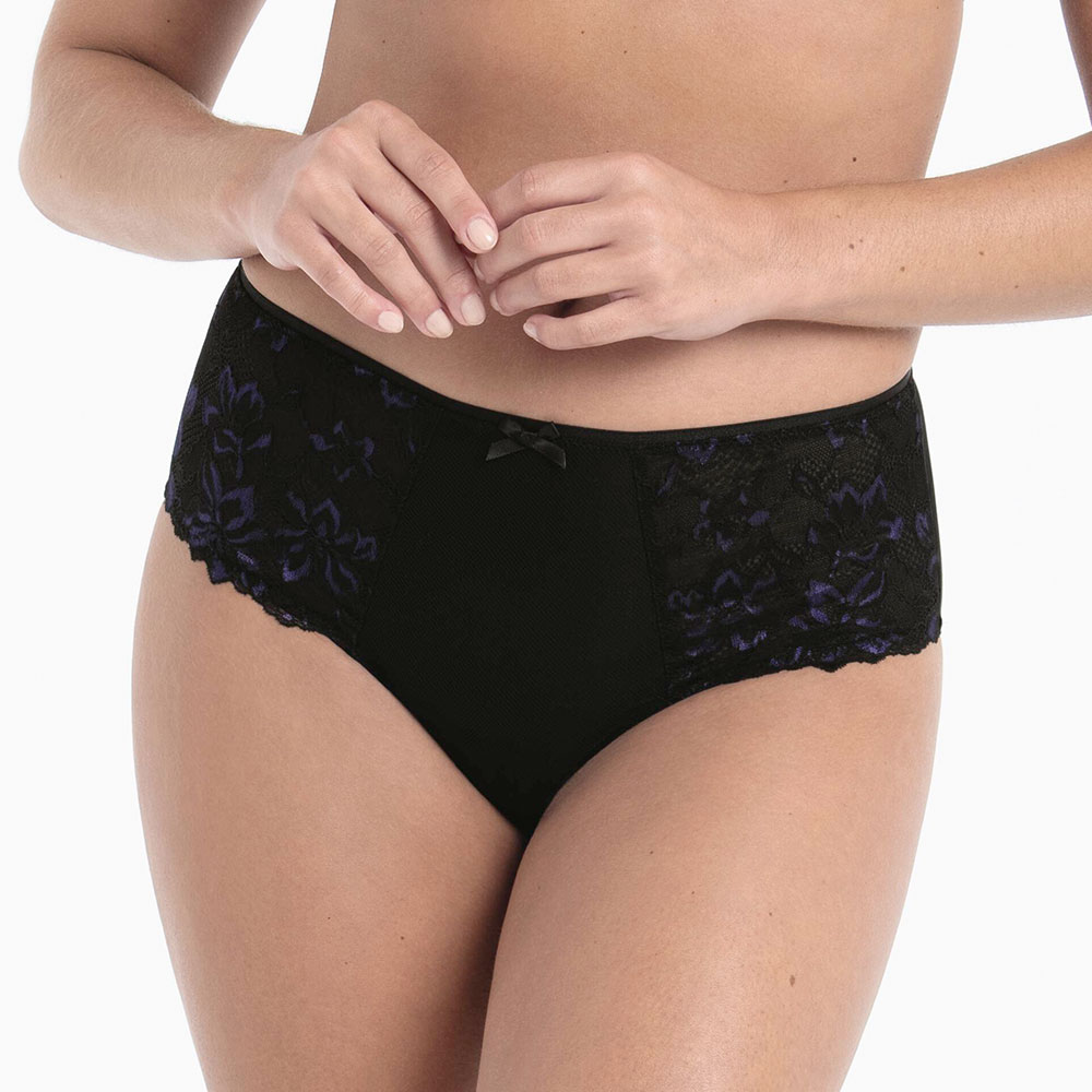 Anita Taillenslip Plus Suzette in schwarz am Model von vorne