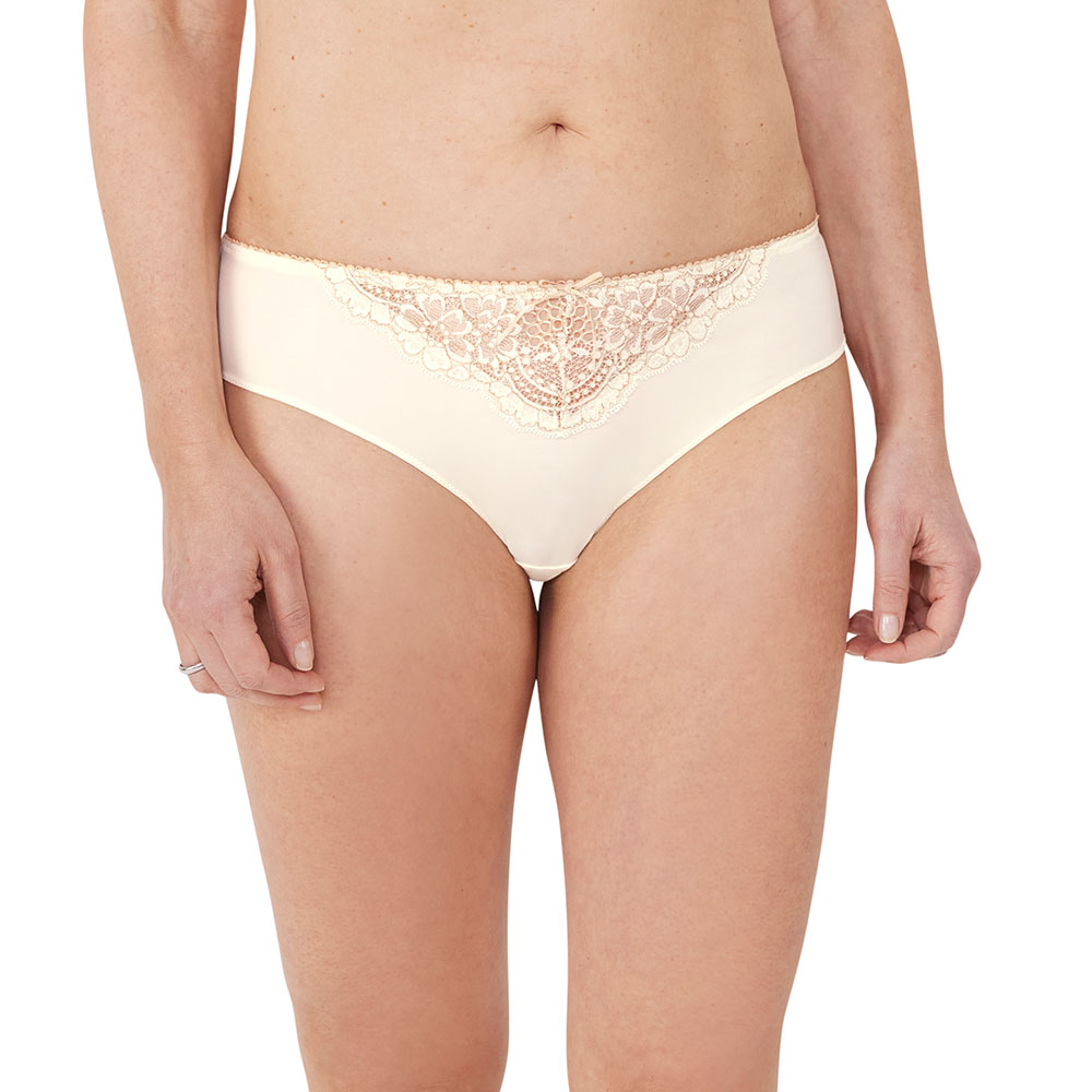 Amoena Panty Alina in Offwhite/Beige - Model Amoena Panty Alina in Offwhite/Beige - Model