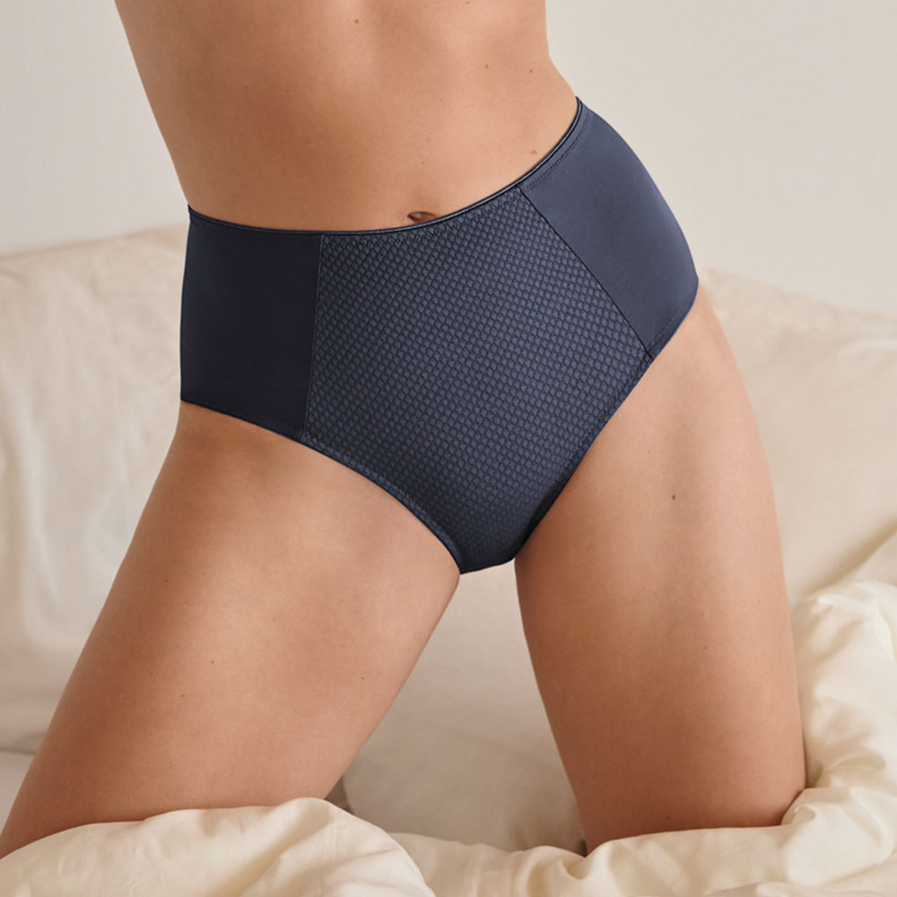 Anita Taillenslip Leni 1515 in Shadow Blue - Model Lifestyle