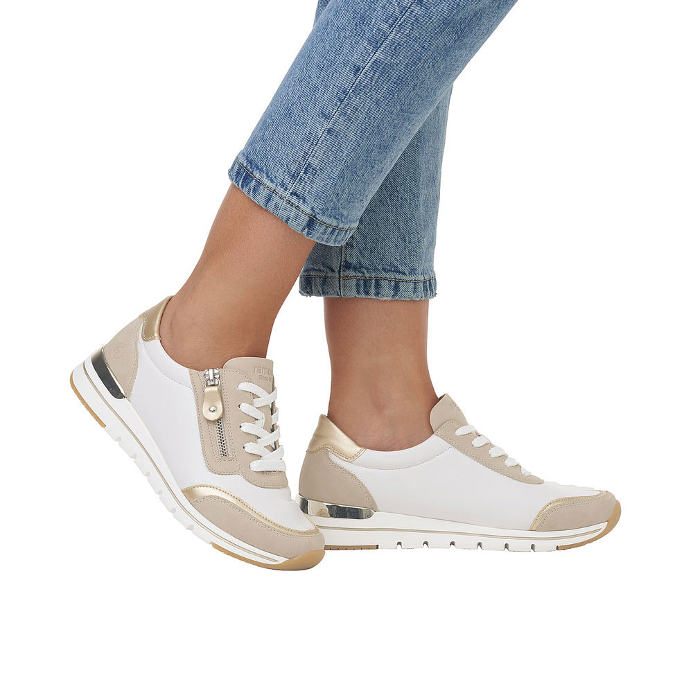 Remonte Sneaker Beige-Weiss getragen von Model